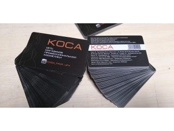 Те же карты КОСА с другого ракурса (вее́р + стопка), хорошо видно оборотную сторону — пластиковые карты Уфа — НеоШтамп