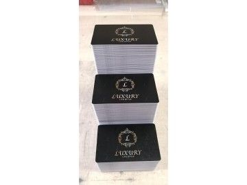 Три стопки пластиковых дисконтных карт «LUXURY LIFE STYLE» (чёрные с серебряной монограммой L в венке) — пластиковые карты Уфа — НеоШтамп