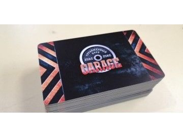 Одна стопка тех же карт «GARAGE» крупно, виден боковой срез — пластиковые карты Уфа — НеоШтамп