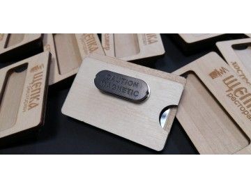 Бейдж «ЩЕПКА ресторан» с магнитным держателем «CAUTION MAGNETIC» с обратной стороны, на фоне партии — лазерная гравировка по дереву Уфа — НеоШтамп