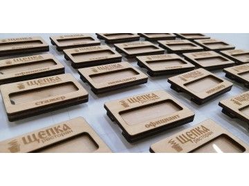 Россыпь бейджей «ЩЕПКА» с разными должностями (бармен, официант, стажёр, менеджер) — лазерная гравировка по дереву Уфа — НеоШтамп