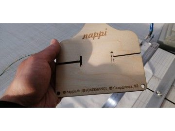 Подставка «nappi» в руке (мужская рука с тёмным манжетом) — лазерная гравировка по дереву Уфа — НеоШтамп