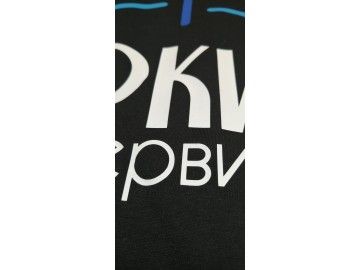 Чёрная женская футболка XXL с фотопечатью (парень в форме обнимает девушку, лесная сцена), на плечиках — печать на футболках Уфа — НеоШтамп