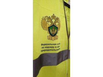 Тот же жилет со спины на металлической вешалке: «ОБЩЕСТВЕННЫЙ ЭКОЛОГИЧЕСКИЙ ИНСПЕКТОР — печать на футболках Уфа — НеоШтамп