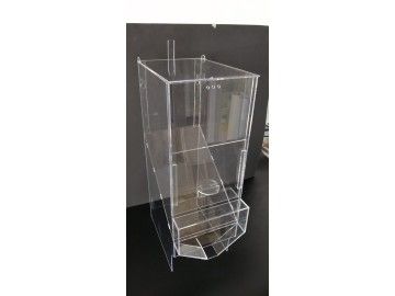 Прозрачный акриловый диспенсер бахил/масок (вертикальный, с лотком отходов снизу, петлями для подвеса) — изделия из оргстекла Уфа — НеоШтамп