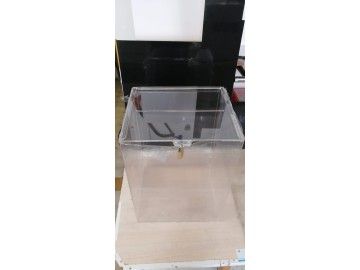Большой прозрачный акриловый куб-урна (~30×30×30 см) с навесным латунным замком STANDERS на верхней раздвижной — изделия из оргстекла Уфа — НеоШтамп