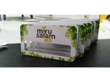 Стопка тех же бейджей miru salam BIO «в перспективу» (ряд из 5+) — бейджи Уфа — типография НеоШтамп