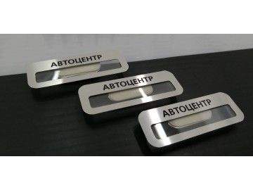 3 бейджа «АВТОЦЕНТР» (серебристый металл, чёрная гравировка), окошко под имя — бейджи Уфа — типография НеоШтамп
