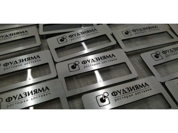 Те же бейджи «Фудзияма» крупно в перспективе — бейджи Уфа — типография НеоШтамп