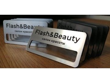Партия Flash&Beauty: одна серебристая партия слева, одна чёрная партия справа («веером»), в фокусе одиночный — бейджи Уфа — типография НеоШтамп